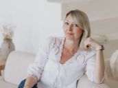 Bio image for Zoe Hirst